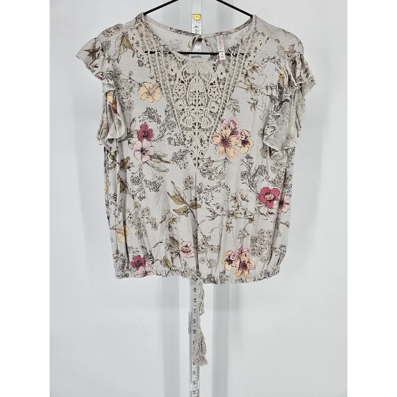 Daily Specials Xhilaration Womens Sz M Short Flutter Sleeve Blouse Gray Pink Floral Crochet